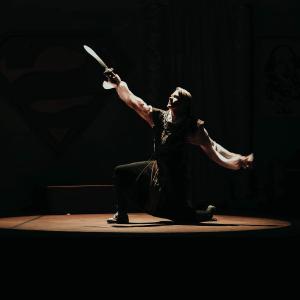 一名大发彩票平台的演员在瓦奇剧院的舞台上手持一把剑